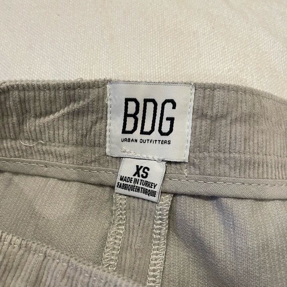 light grey BDG pleated skirt from Urban Outfitters - Picture 2 of 2